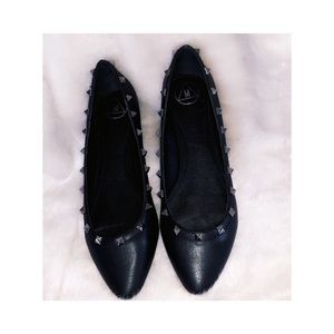 Pointed toe stud flats